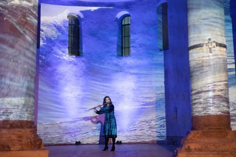 Tamnokosa Zadranka bila je magnet za znatiželjne poglede: Crna haljina stajala joj kao salivena