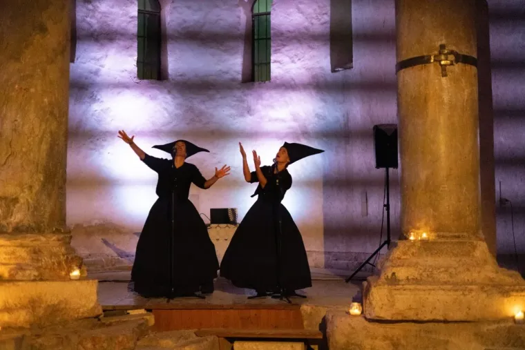 Tamnokosa Zadranka bila je magnet za znatiželjne poglede: Crna haljina stajala joj kao salivena