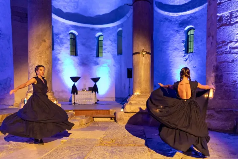 Tamnokosa Zadranka bila je magnet za znatiželjne poglede: Crna haljina stajala joj kao salivena