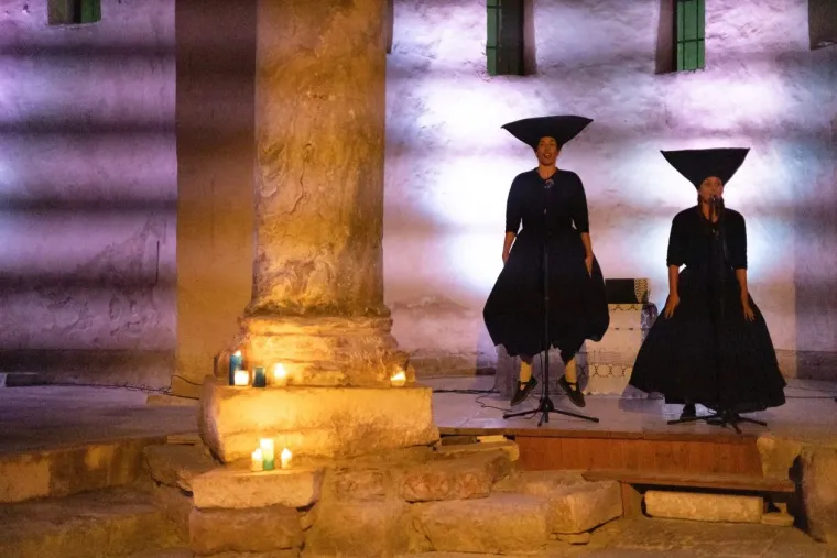 Tamnokosa Zadranka bila je magnet za znatiželjne poglede: Crna haljina stajala joj kao salivena