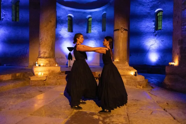 Tamnokosa Zadranka bila je magnet za znatiželjne poglede: Crna haljina stajala joj kao salivena