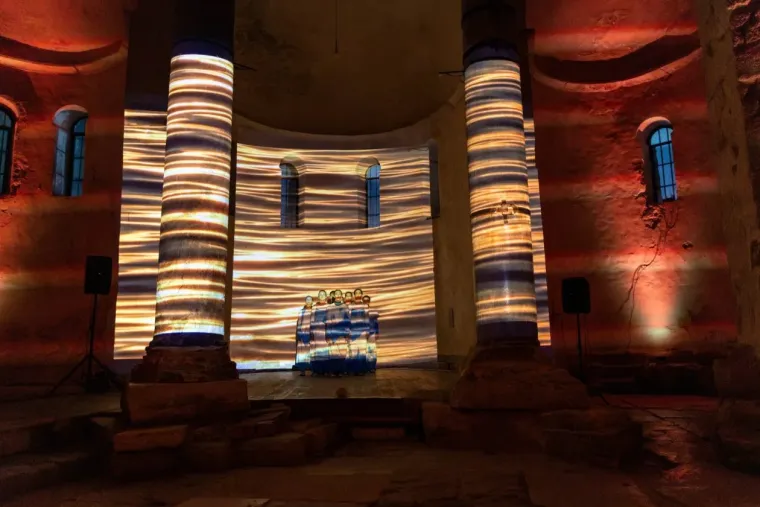 Tamnokosa Zadranka bila je magnet za znatiželjne poglede: Crna haljina stajala joj kao salivena