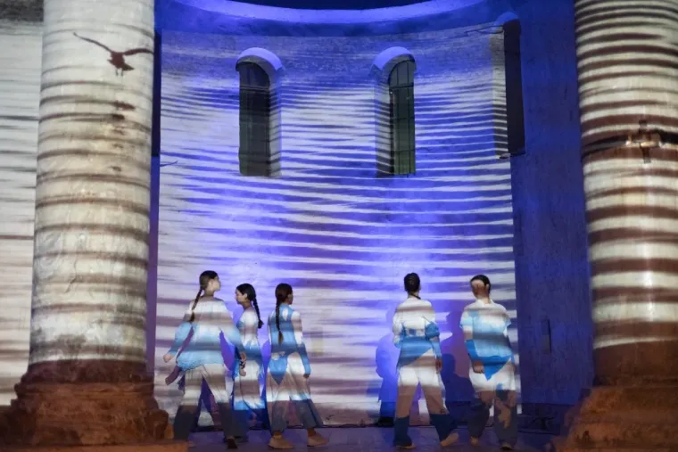 Tamnokosa Zadranka bila je magnet za znatiželjne poglede: Crna haljina stajala joj kao salivena