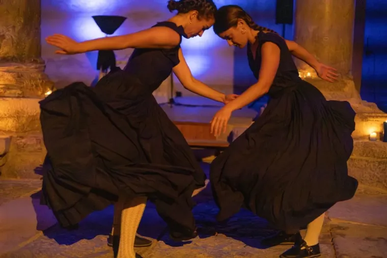 Tamnokosa Zadranka bila je magnet za znatiželjne poglede: Crna haljina stajala joj kao salivena