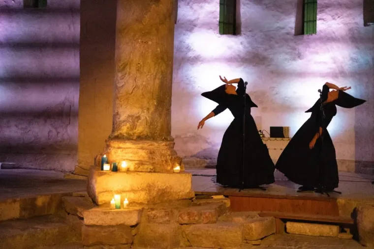 Tamnokosa Zadranka bila je magnet za znatiželjne poglede: Crna haljina stajala joj kao salivena