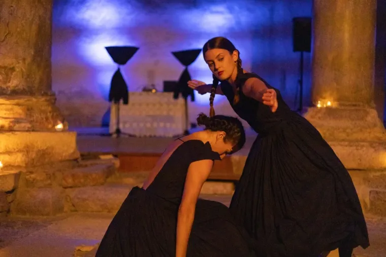 Tamnokosa Zadranka bila je magnet za znatiželjne poglede: Crna haljina stajala joj kao salivena