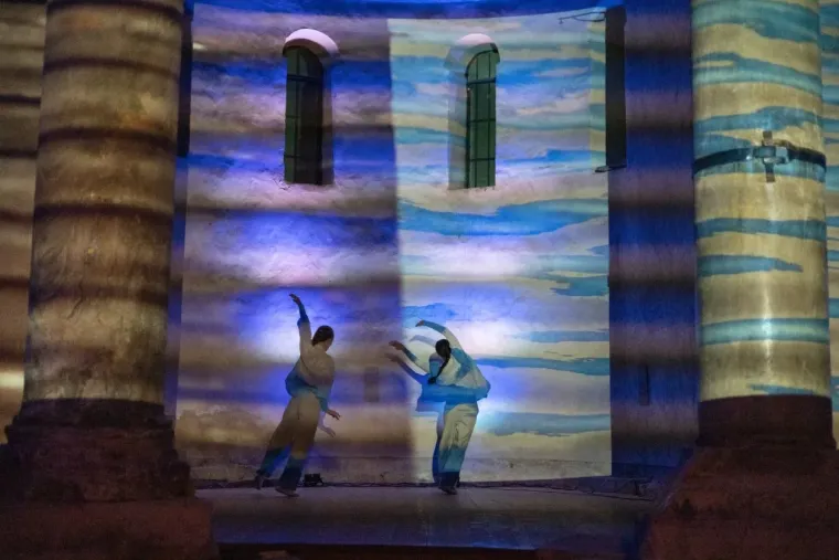 Tamnokosa Zadranka bila je magnet za znatiželjne poglede: Crna haljina stajala joj kao salivena