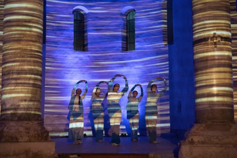 Tamnokosa Zadranka bila je magnet za znatiželjne poglede: Crna haljina stajala joj kao salivena