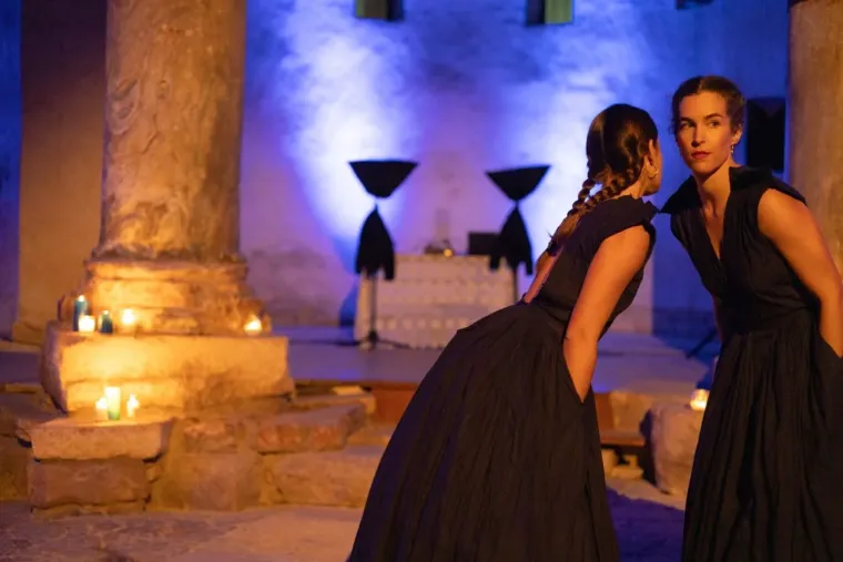 Tamnokosa Zadranka bila je magnet za znatiželjne poglede: Crna haljina stajala joj kao salivena