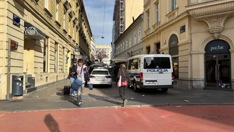 Pogledajte kako je bilo na prosvjedu desničara ispred Srpskog narodnog vijeća