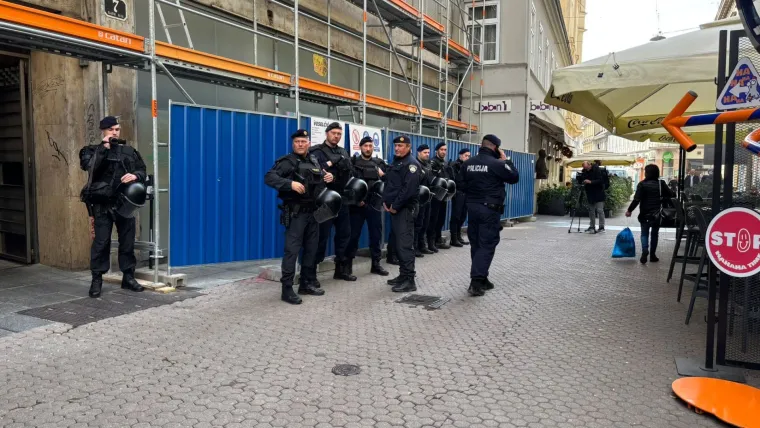 Pogledajte kako je bilo na prosvjedu desničara ispred Srpskog narodnog vijeća