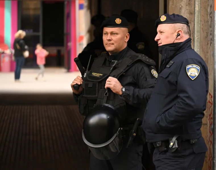 Pogledajte kako je bilo na prosvjedu desničara ispred Srpskog narodnog vijeća