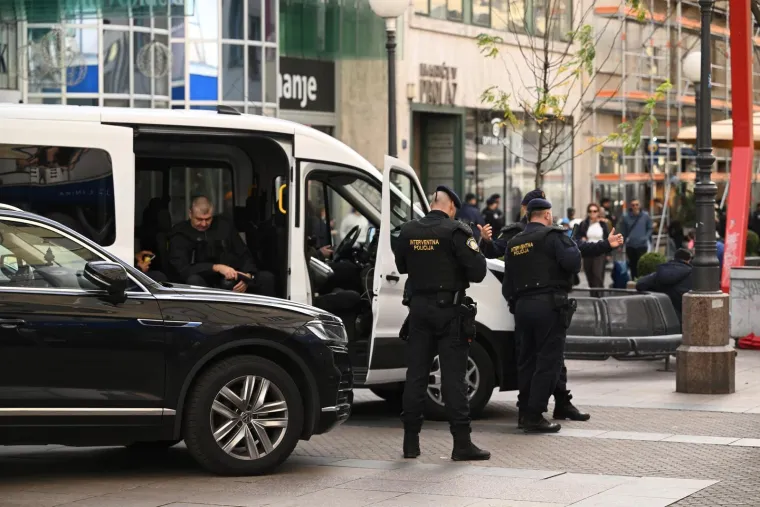 Pogledajte kako je bilo na prosvjedu desničara ispred Srpskog narodnog vijeća