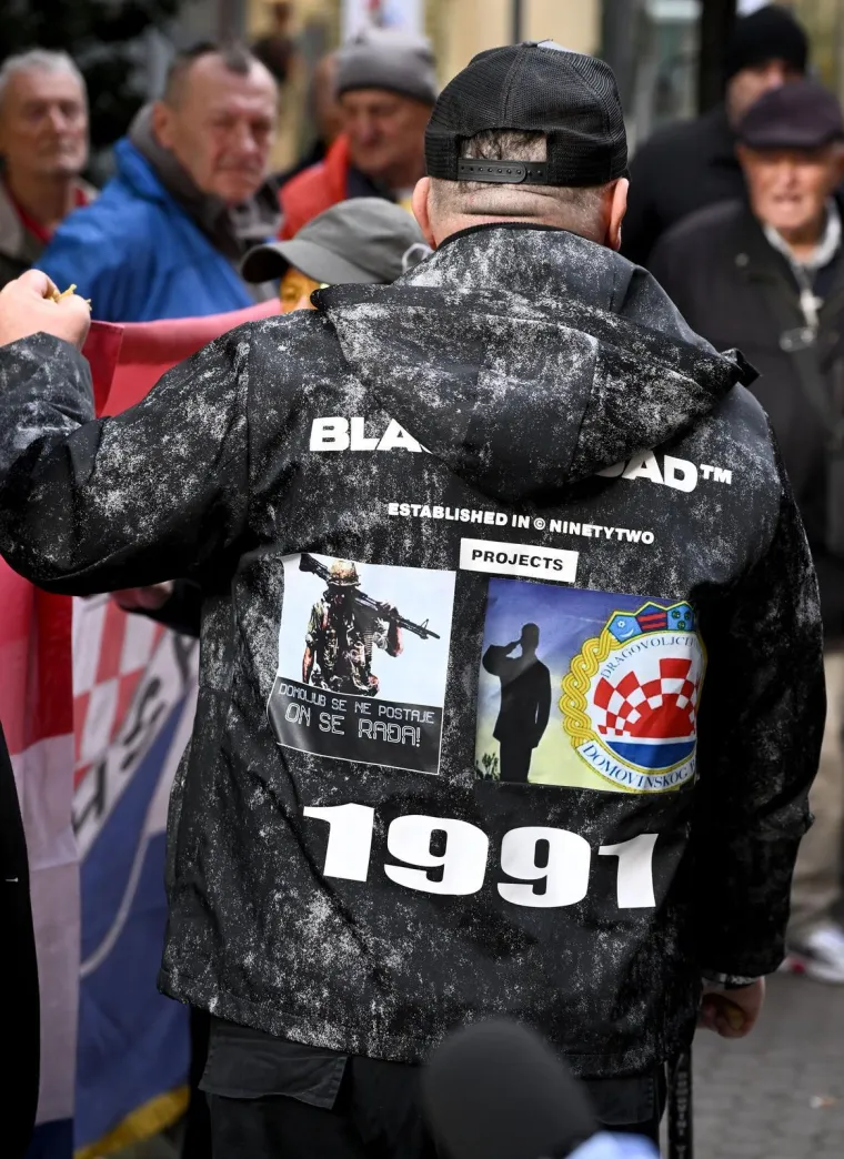Pogledajte kako je bilo na prosvjedu desničara ispred Srpskog narodnog vijeća