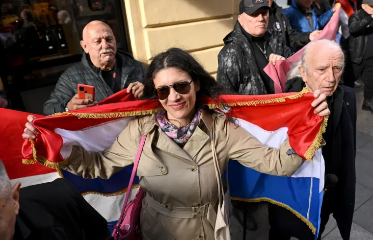 Pogledajte kako je bilo na prosvjedu desničara ispred Srpskog narodnog vijeća