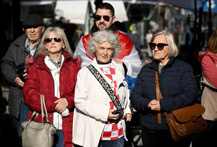 Pogledajte kako je bilo na prosvjedu desničara ispred Srpskog narodnog vijeća