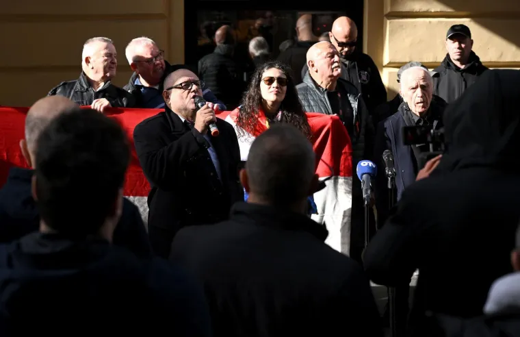 Pogledajte kako je bilo na prosvjedu desničara ispred Srpskog narodnog vijeća