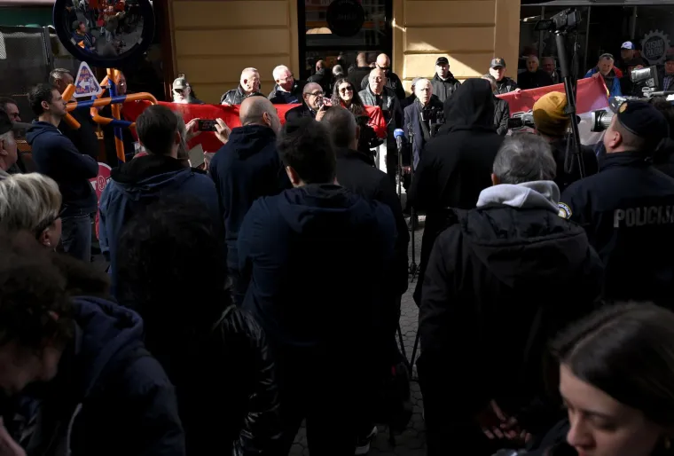 Pogledajte kako je bilo na prosvjedu desničara ispred Srpskog narodnog vijeća