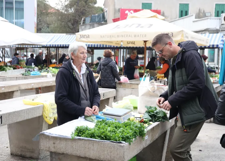 Je li ovo preskupo? Orasi 15 eura, jabuke tri, pogledajte cijene na hrvatskoj tržnici