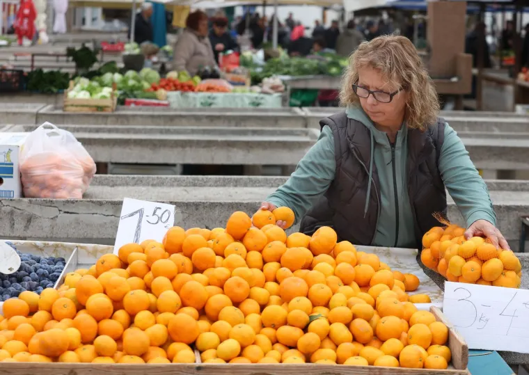 Je li ovo preskupo? Orasi 15 eura, jabuke tri, pogledajte cijene na hrvatskoj tržnici