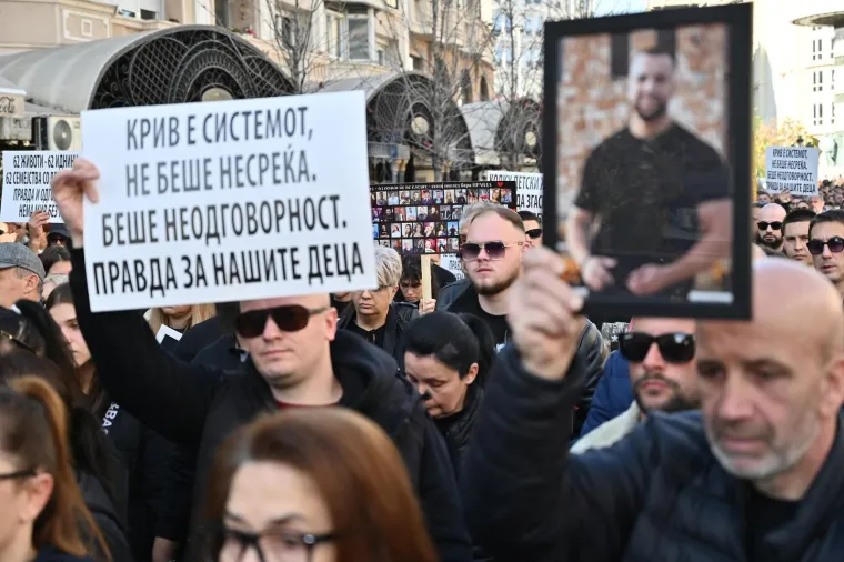 Suze, bol i tuga na ulicama Skoplja: Tisuće traže pravdu za 59 poginulih u požaru u noćnom klubu