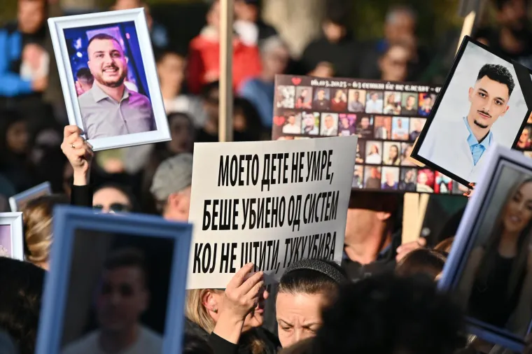 Suze, bol i tuga na ulicama Skoplja: Tisuće traže pravdu za 59 poginulih u požaru u noćnom klubu
