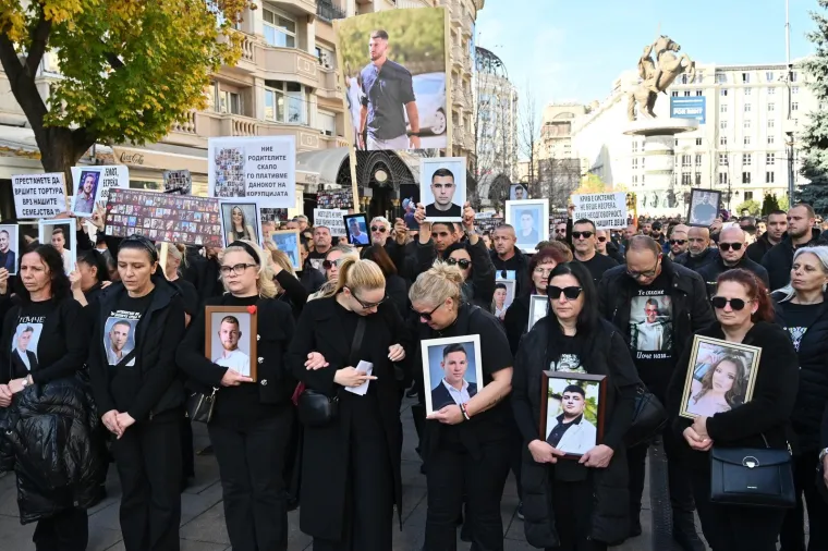 Suze, bol i tuga na ulicama Skoplja: Tisuće traže pravdu za 59 poginulih u požaru u noćnom klubu