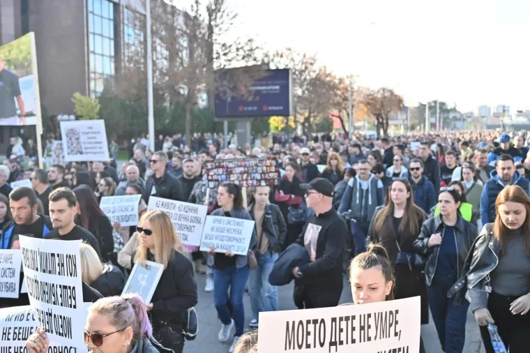 Suze, bol i tuga na ulicama Skoplja: Tisuće traže pravdu za 59 poginulih u požaru u noćnom klubu