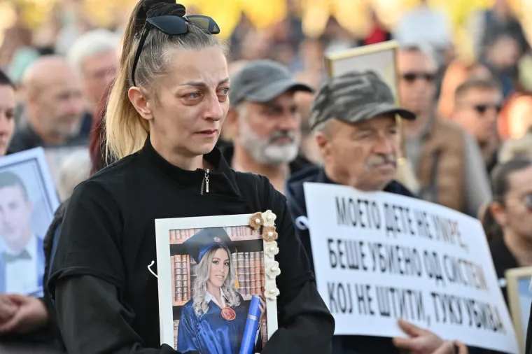 Suze, bol i tuga na ulicama Skoplja: Tisuće traže pravdu za 59 poginulih u požaru u noćnom klubu