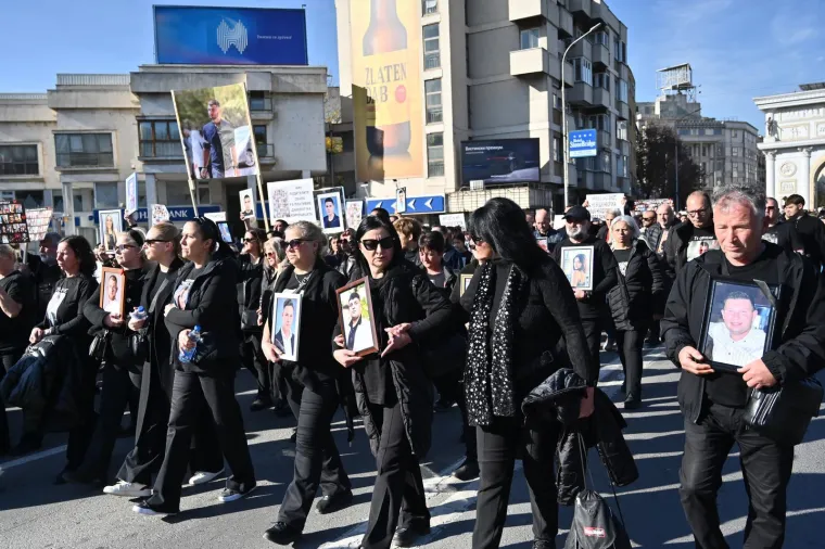 Suze, bol i tuga na ulicama Skoplja: Tisuće traže pravdu za 59 poginulih u požaru u noćnom klubu