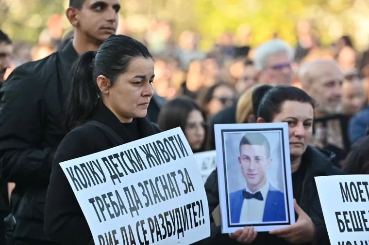 Suze, bol i tuga na ulicama Skoplja: Tisuće traže pravdu za 59 poginulih u požaru u noćnom klubu
