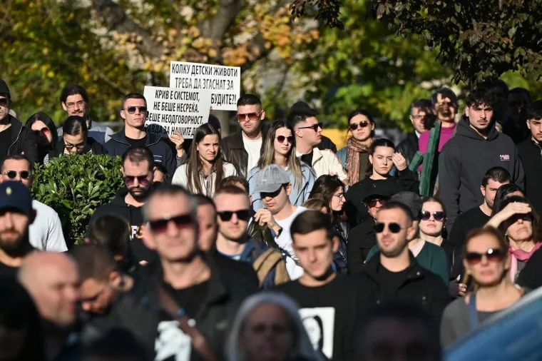 Suze, bol i tuga na ulicama Skoplja: Tisuće traže pravdu za 59 poginulih u požaru u noćnom klubu