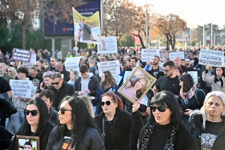 Suze, bol i tuga na ulicama Skoplja: Tisuće traže pravdu za 59 poginulih u požaru u noćnom klubu