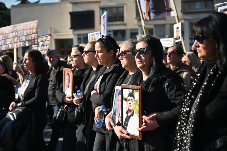 Suze, bol i tuga na ulicama Skoplja: Tisuće traže pravdu za 59 poginulih u požaru u noćnom klubu