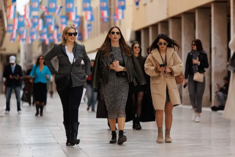 Kakve noge, kakav stas! S ove prezgodne brinete u Zadru nitko nije skidao pogled