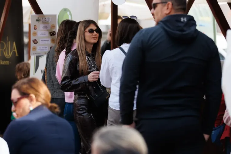 Kakve noge, kakav stas! S ove prezgodne brinete u Zadru nitko nije skidao pogled
