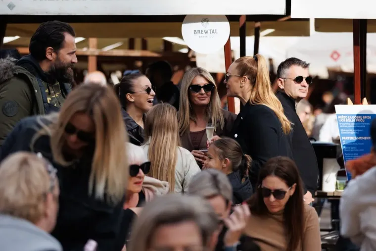 Kakve noge, kakav stas! S ove prezgodne brinete u Zadru nitko nije skidao pogled