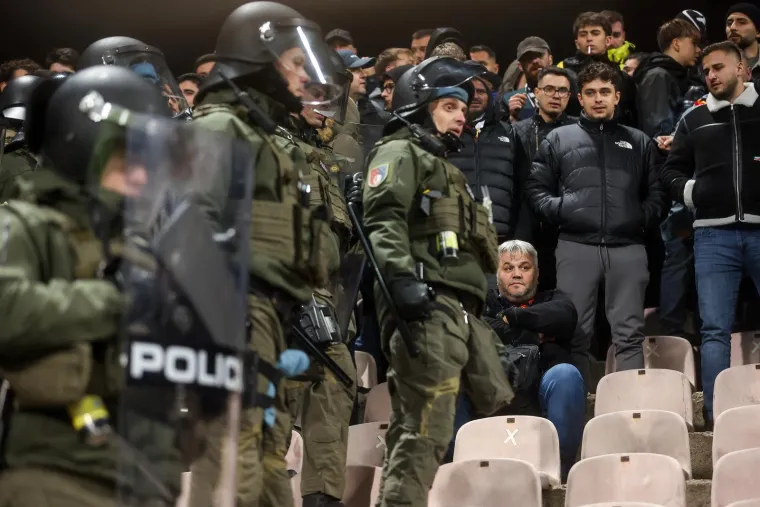 Provjerite što se događalo u Zenici: Napetost se mogla rezati nožem, policija ušla na tribine