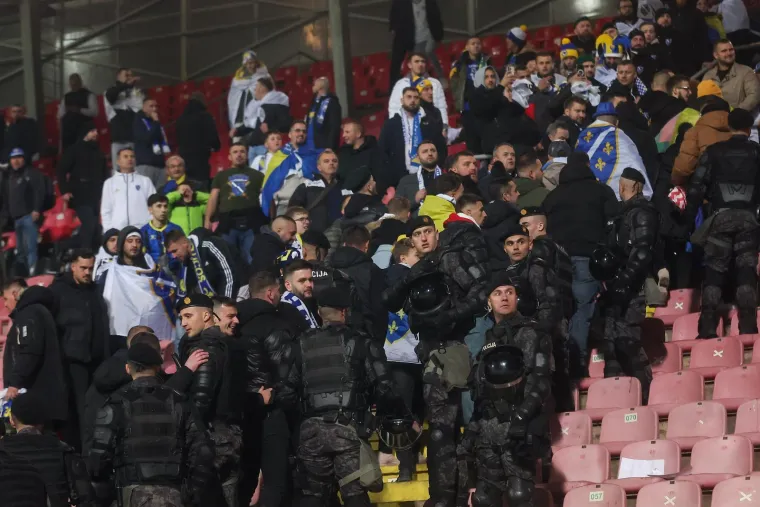 Provjerite što se događalo u Zenici: Napetost se mogla rezati nožem, policija ušla na tribine