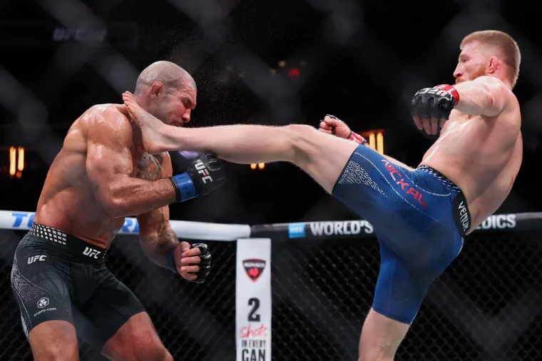 Senzacionalni hrvač u stilu Cro Copa brutalno nokautirao suparnika: 'Ne smijem psovati, ali...'