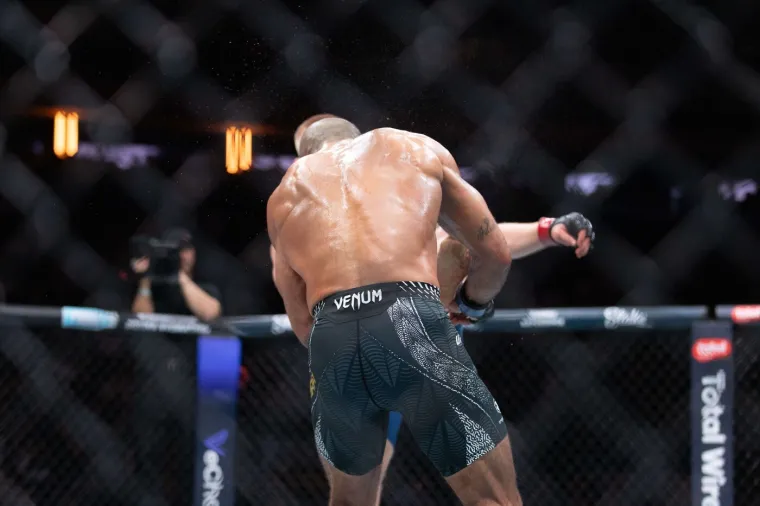 Senzacionalni hrvač u stilu Cro Copa brutalno nokautirao suparnika: 'Ne smijem psovati, ali...'