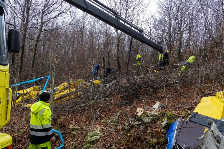 Miču olupinu Air Tractora u kojem je poginuo Hasan (45), dijelovi su posvuda. Stigli i turski istražitelji
