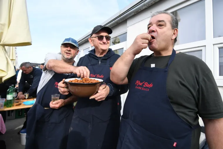 Slasni, masni, tko ih ne bi jeo! Čvarkijadi u Grubi&scaron;nom polju nitko nije mogao odoljeti