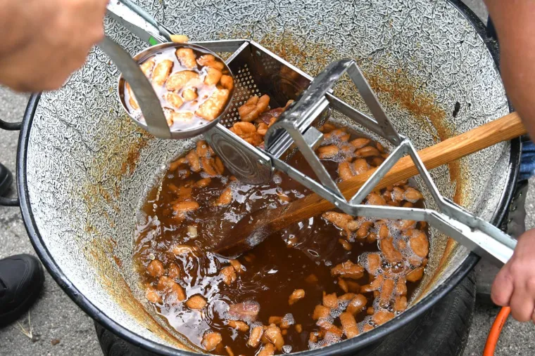 Slasni, masni, tko ih ne bi jeo! Čvarkijadi u Grubi&scaron;nom polju nitko nije mogao odoljeti