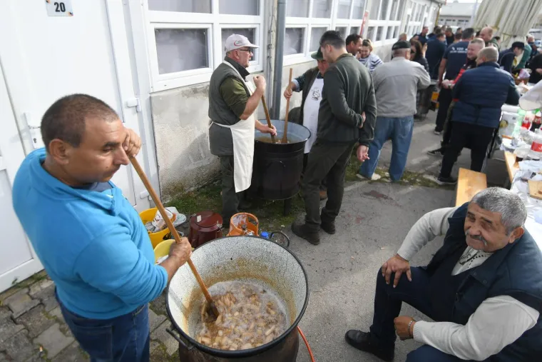 Slasni, masni, tko ih ne bi jeo! Čvarkijadi u Grubi&scaron;nom polju nitko nije mogao odoljeti