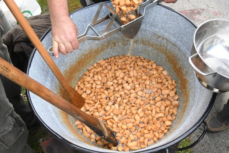 Slasni, masni, tko ih ne bi jeo! Čvarkijadi u Grubi&scaron;nom polju nitko nije mogao odoljeti