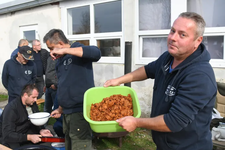 Slasni, masni, tko ih ne bi jeo! Čvarkijadi u Grubi&scaron;nom polju nitko nije mogao odoljeti