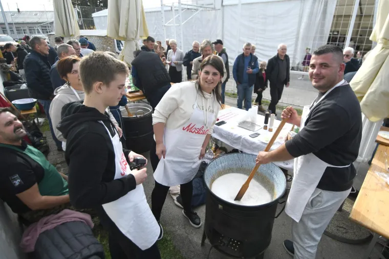Slasni, masni, tko ih ne bi jeo! Čvarkijadi u Grubi&scaron;nom polju nitko nije mogao odoljeti