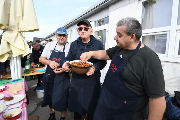 Slasni, masni, tko ih ne bi jeo! Čvarkijadi u Grubi&scaron;nom polju nitko nije mogao odoljeti