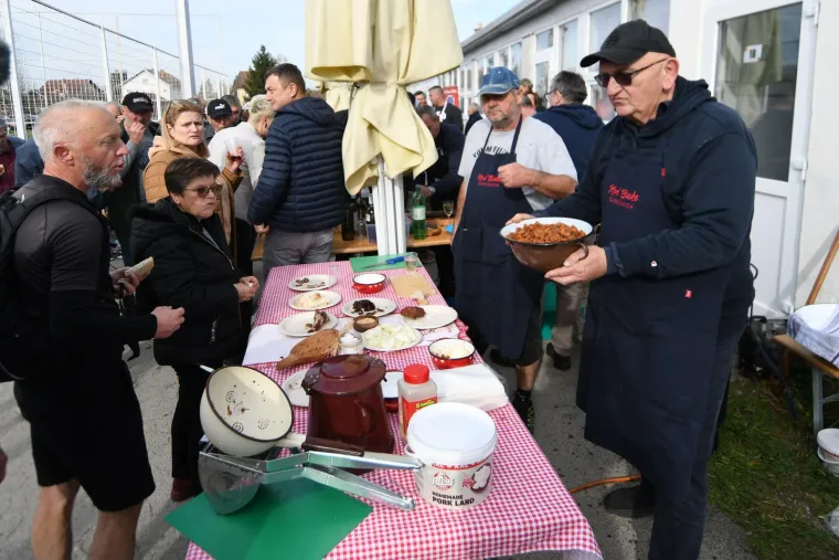 Slasni, masni, tko ih ne bi jeo! Čvarkijadi u Grubi&scaron;nom polju nitko nije mogao odoljeti